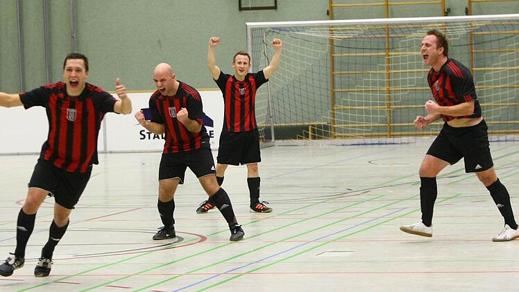 So jubelten die Kicker des TSV 08 Kulmbach über den zweiten Triumph in Folge beim Rundschau-Cup. Am Samstag, 5. Januar, peilen sie den Hattrick an. Foto: Monika Limmer