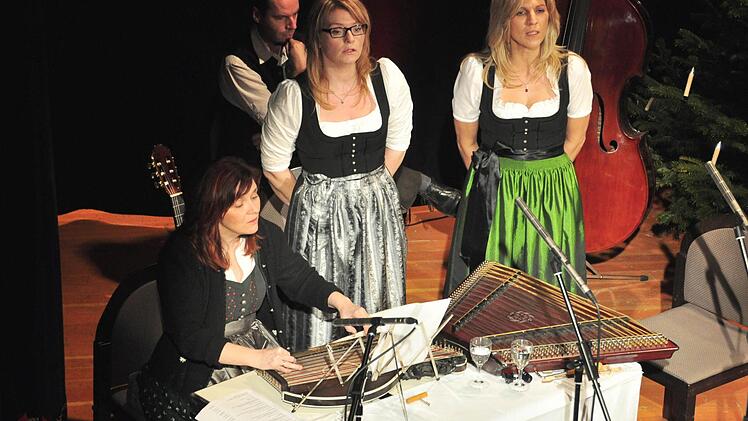 Die Eismannsberger Saitenmusik und ihre Sängerinnen erfreuten das Publikum bei der "Bayerischen Weihnacht" in der Stadthalle in Haßfurt. Unser Bild zeigt (vorne von links) Anita Leipold (Zither und Gesang), Claudia Wuttke (Gitarre und Gesang), Heike Knigge (Hackbrett und Gesang) sowie Karlheinz Leipold (Kontrabass).