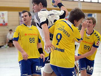 TSH-Kapitän Bernhard Auer setzt sich in dieser Szene energisch gleich gegen mehrere Hemauer durch. Foto: herzopress