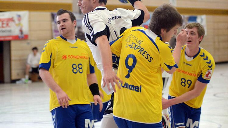 TSH-Kapitän Bernhard Auer setzt sich in dieser Szene energisch gleich gegen mehrere Hemauer durch. Foto: herzopress
