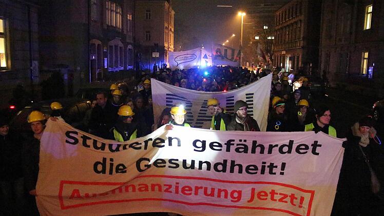 Studentendemonstration gegen die Baumängel an der Philosophischen Fakultät der Universität in Erlangen. Foto: Christian Bauriedel