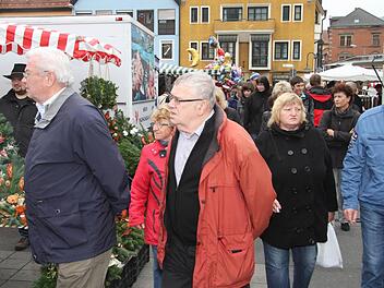 Der verkaufsoffene Sonntag in den Geschäften, der Jahrmarkt und das Jubiläum 15 Jahre "Fritz"-Einkaufszentrum zieht die Massen an. Foto: Sonja Adam