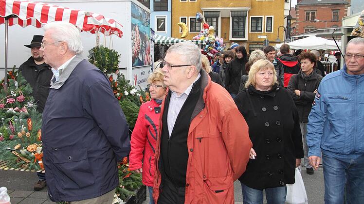 Der verkaufsoffene Sonntag in den Geschäften, der Jahrmarkt und das Jubiläum 15 Jahre "Fritz"-Einkaufszentrum zieht die Massen an. Foto: Sonja Adam