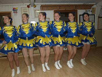 Mit viel Freude bei der Sache: Am nächsten Dienstag, beim Rathaussturm in Eebnhausen, hat die Prinzengarde des Ebenhäuser Faschingsclubs ihren ersten Auftritt in den neuen Kostümen. Das Training läuft auf Hochtouren. Foto: Stefan Geiger