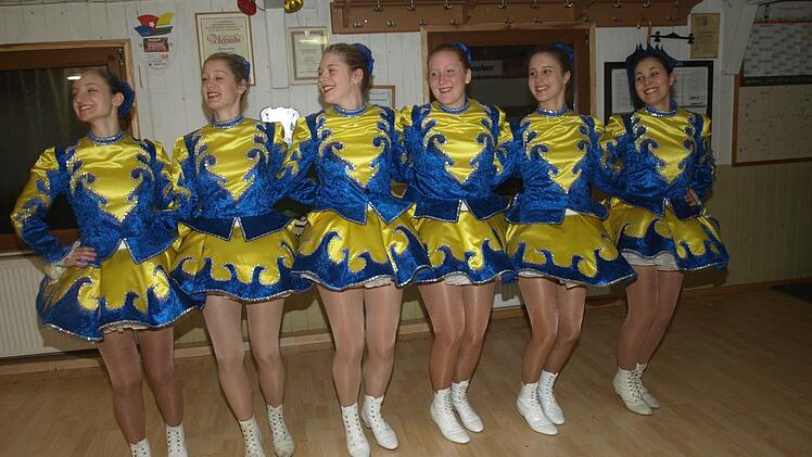 Mit viel Freude bei der Sache: Am nächsten Dienstag, beim Rathaussturm in Eebnhausen, hat die Prinzengarde des Ebenhäuser Faschingsclubs ihren ersten Auftritt in den neuen Kostümen. Das Training läuft auf Hochtouren. Foto: Stefan Geiger