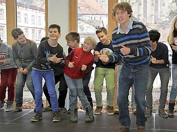 Benoît Dupé (vorne), Fremdsprachenassistent aus Blois, fühlt sich am MGF wohl und hat mit den Siebtklässlern eine Vorführung zum Skifahren einstudiert: mit französischen Kommandos. Fotos: Sonja Adam