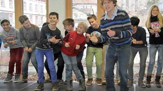 Benoît Dupé (vorne), Fremdsprachenassistent aus Blois, fühlt sich am MGF wohl und hat mit den Siebtklässlern eine Vorführung zum Skifahren einstudiert: mit französischen Kommandos. Fotos: Sonja Adam