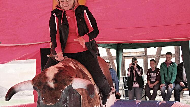 Eva Greiff, Vorsitzende des Karate-Dojo Untermerzbach, hielt sich ganz gut im Sattel. Der Stier zeigte sich bei ihr etwas ruhiger.  Fotos: Helmut Will