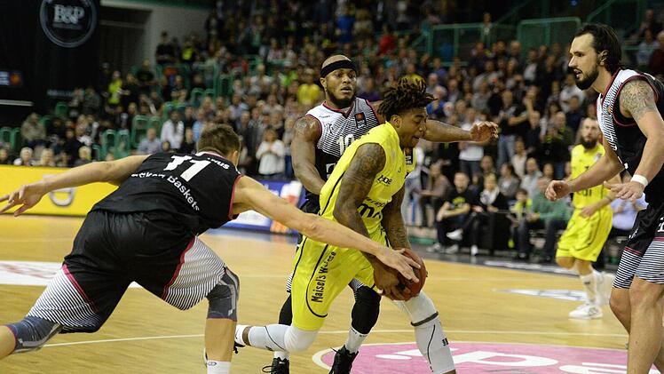 Daniel Mullings versucht gleich gegen drei Bonner durchzukommen. Foto: Peter Mularczyk