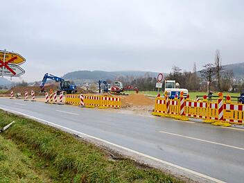 Mit Hochdruck gehen die Arbeiten an der Baustelle/Abzweigung nach Hagenbach voran. Foto: Wilfried Roppelt