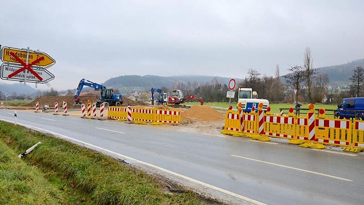 Mit Hochdruck gehen die Arbeiten an der Baustelle/Abzweigung nach Hagenbach voran. Foto: Wilfried Roppelt