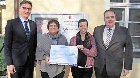 Spende f&uuml;r den Mittagstisch im Awo-Mehrgenerationenhaus am B&uuml;rgla&szlig;schl&ouml;sschen (von links): Frank Fenske, Birgit Schober, Liane Blietzsch und Markus Kolbinger  Foto: Martin Koch