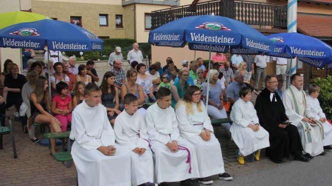 Bei der Freigabe der Staatsstraße 2281 bei Kottendorf. Geistlichkeit und Besucher. Foto: Helmut Will