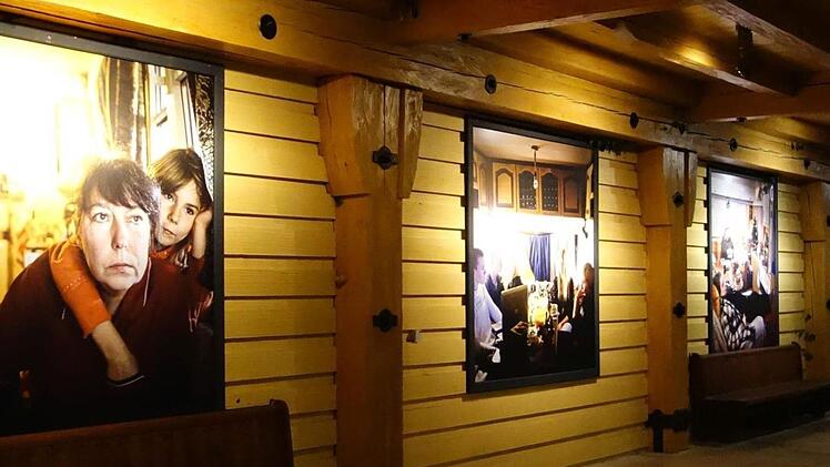 : Jonas Wresch pr&auml;sentiert in der Wandelhalle in Oberstdorf seine Ausstellung zum Thema "Im Herzen Europas". Foto: Ferry