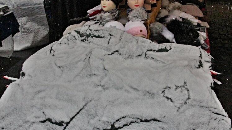 Eingehüllt in eine dicke Decke aus Schnee, warten diese Puppen auf Abnehmer.