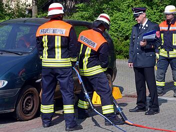 Bei der Leistungsprüfung "Technische Hilfeleistung" wird ein Verkehrsunfall mit eingeklemmter Person simuliert und durchgespielt.