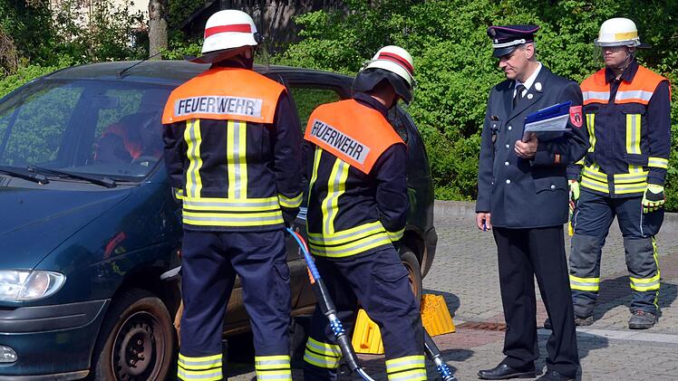 Bei der Leistungsprüfung "Technische Hilfeleistung" wird ein Verkehrsunfall mit eingeklemmter Person simuliert und durchgespielt.