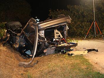 Bei einem Unfall nahe Ansbach kam in der Nacht auf Samstag ein junger Mann ums Leben, vier weitere Menschen wurden verletzt. Foto: NEWS5 / Haag