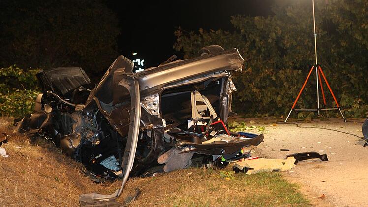 Bei einem Unfall nahe Ansbach kam in der Nacht auf Samstag ein junger Mann ums Leben, vier weitere Menschen wurden verletzt. Foto: NEWS5 / Haag