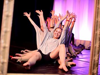 Die "Black Diamonds" begeisterten mit ihrem Showtanz die G&auml;ste in der Jahnhalle. Foto: Sebastian Henning