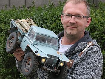 Michael Popp zeigte seinen  Roadless Rover im Maßstab 1:8,5   im Vorgarten seines Hauses in Grundfeld. Foto: Matthias Einwag
