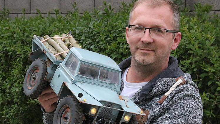 Michael Popp zeigte seinen  Roadless Rover im Maßstab 1:8,5   im Vorgarten seines Hauses in Grundfeld. Foto: Matthias Einwag