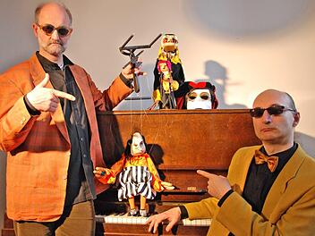 Puppenspieler und Opernexperte Thomas Glasmeyer tritt am Samstag, 12. Oktober,  in der Galerie Form und Farbe auf. Als kongenialer Partner begleitet ihn der Würzburger Pianist und Komponist Helge Barabas.Martin Menner