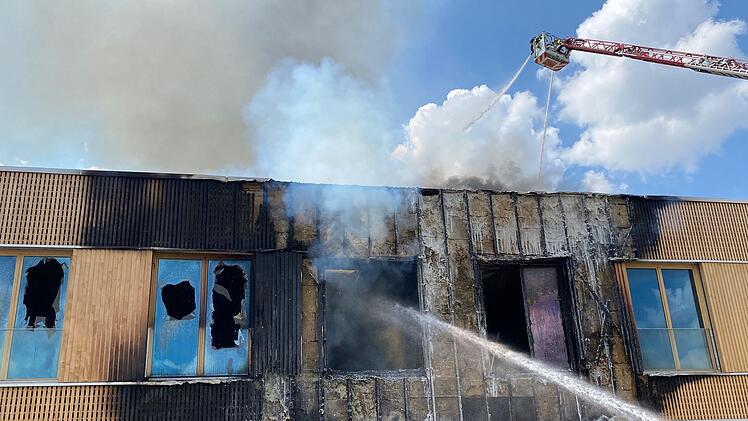 Nürnberg: Flammen schlagen aus Gebäude - Feuer in Nürnberger Kinderhort