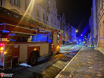 Feuerwehr Bamberg in Haingebiet alarmiert - Adventskranz in Flammen aufgegangen