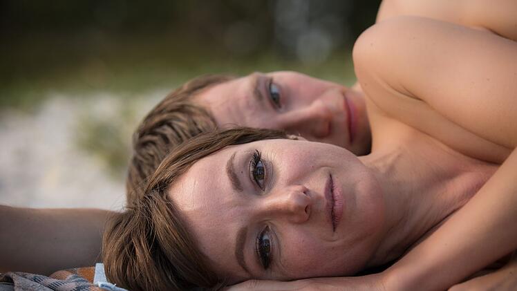 Verfilmung von Siegfried Lenz' Novelle "Schweigeminute": Stella (Julia Koschitz) und Christian (Jonas Nay) genie&szlig;en sich.