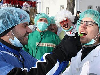 Diagnose Fasching: Timo (links) spritzt Jan (rechts) unter Aufsicht des Toyota-Teams Rhön einen Stimmungsaufheller. Fotos: Ralf Ruppert