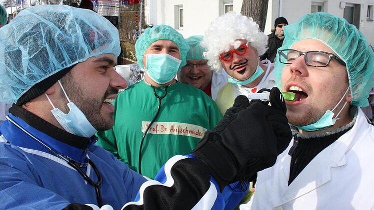 Diagnose Fasching: Timo (links) spritzt Jan (rechts) unter Aufsicht des Toyota-Teams Rhön einen Stimmungsaufheller. Fotos: Ralf Ruppert