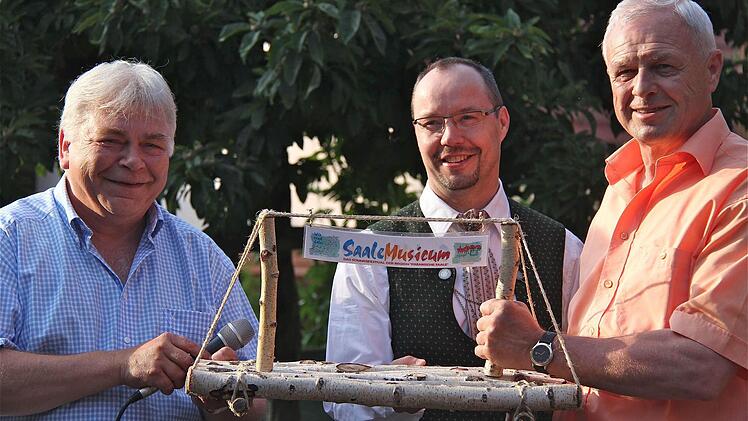 Floßübergabe (von links): Helmut Lapp, Martin Schmelz und Bürgermeister Ludwig Neeb.