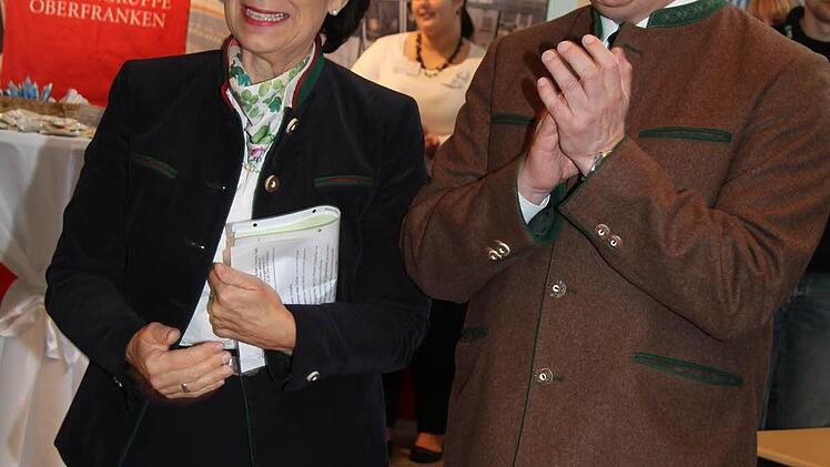 Emilia Müller beim Rundgang mit Oberbürgermeister Henry Schramm.