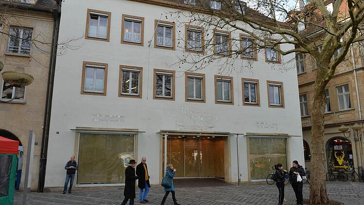 Der Laden zu, die Fenster verhängt, der Schriftzug abmontiert: Die Görres-Buchhandlung am Grünen Markt ist Geschichte. Foto: Ronald Rinklef
