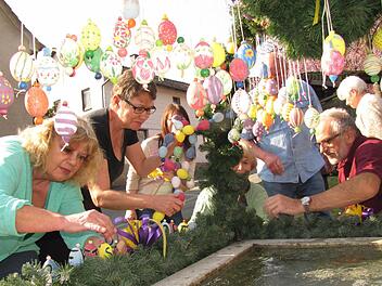 Viele Hände schufen etwas Wunderschönes und Buntes am Dorfbrunnen in Lützelbuch.  Foto: Martin Koch
