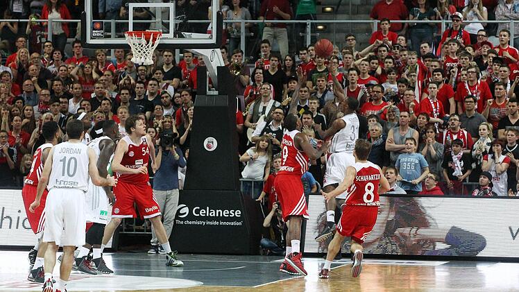 Die Brose Baskets verlieren den Krimi gegen die Bayern mit 75:76 und damit auch das Rennen um den ersten Platz. Foto: sportpress