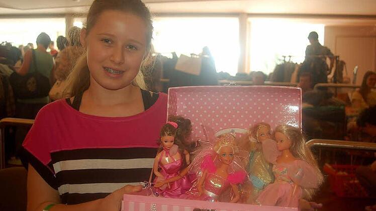 Juliane hat ihr Kinderzimmer leergeräumt und Barbiepuppen aussortiert.