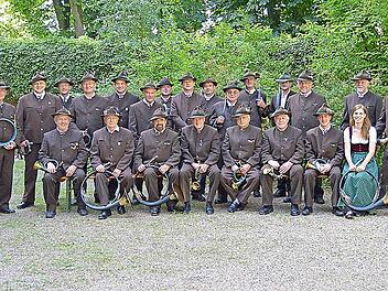 Die Jagdhornbläser des Jägervereins Bad Kissingen: Robert Schmitt (von links, sitzend), Christian Stöber, Erich Metz, Walter Müller, Ewald Lutz, Karl Schlereth, Detlev Schmitt und Veronika Hümpfer sowie (von links, stehend) Wilfried Hesselbach, Gregor Lutz, Egon Markert, Georg Wilm, Martin Blümm, Erwin Markert, Carsten Schmitt, Arno Schlereth, Alexander Schmitt, Hilmar Ginser, Werner Kleinhenz, Florian Bauer, Rudi Hein, Engelbert Schmitt, Hornmeister und 2. Vorsitzender Alfons Hümpfer und Vor...