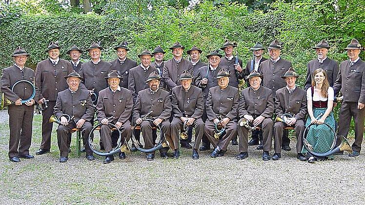 Die Jagdhornbläser des Jägervereins Bad Kissingen: Robert Schmitt (von links, sitzend), Christian Stöber, Erich Metz, Walter Müller, Ewald Lutz, Karl Schlereth, Detlev Schmitt und Veronika Hümpfer sowie (von links, stehend) Wilfried Hesselbach, Gregor Lutz, Egon Markert, Georg Wilm, Martin Blümm, Erwin Markert, Carsten Schmitt, Arno Schlereth, Alexander Schmitt, Hilmar Ginser, Werner Kleinhenz, Florian Bauer, Rudi Hein, Engelbert Schmitt, Hornmeister und 2. Vorsitzender Alfons Hümpfer und Vor...