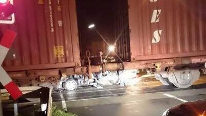 Am Samstagmorgen ist es in Neukenroth zu einem Unfall mit einem Güterzug gekommen. Glücklicherweise hat sich niemand dabei verletzt, als der Zug ein Auto rammte, das auf den Gleisen stand. Das Video zeigt, wie noch versucht wurde den Lokführer zu warnen.Foto: Jonny Pander