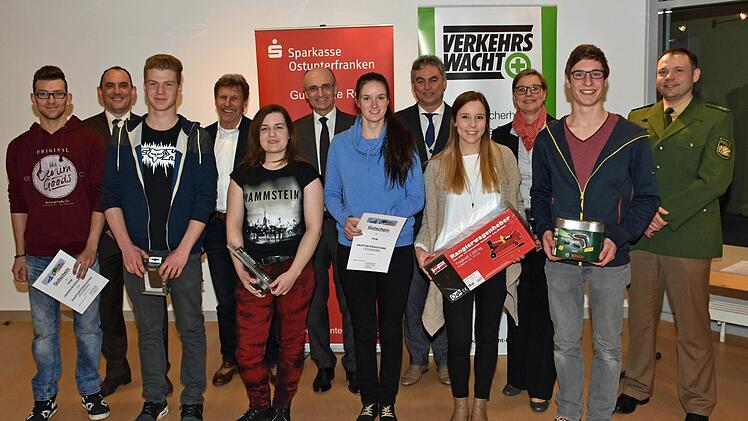 Die Gewinner der Aktion "Könner durch Erfahrung 2015" (vorne von links) Lukas Schweinfest, Max Hagenbucher, Rebecca Döllner, Jana Lindacher, Chiara Schnitzer und René Ullrich mit (hinten von links) Haßfurts drittem Bürgermeister Stephan Schneider, Projektleiter Manfred Stühler, Landrat Wilhelm Schneider, Tilman Fischer von der Kreisverkehrswacht sowie Silke Brochloß-Gerner von der Sparkasse und dem Leiter der Polizeiinspektion Haßfurt, Peter Neder. Foto: UlrikeLanger