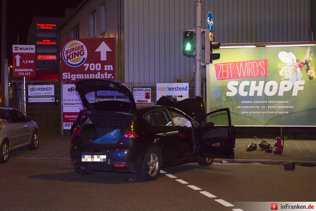 Auto kracht in Nürnberg gegen Ampelmast