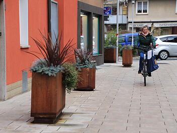 Die Pflanztröge aus rostigem Stahl hinterlassen auf dem neuen Pflaster der Hauptstraße noch rostige Flecken. Foto: Andreas Dorsch