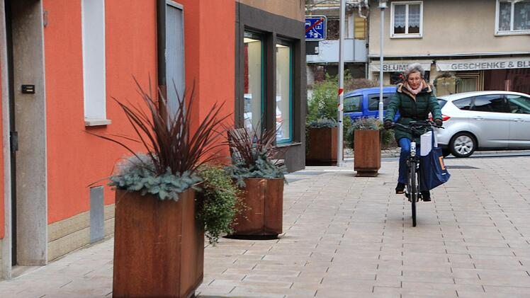 Die Pflanztröge aus rostigem Stahl hinterlassen auf dem neuen Pflaster der Hauptstraße noch rostige Flecken. Foto: Andreas Dorsch