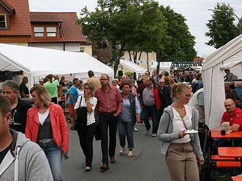 Bei dem Straßenfest ist ganz Pettstadt auf den Beinen.   Foto: Werner Baier