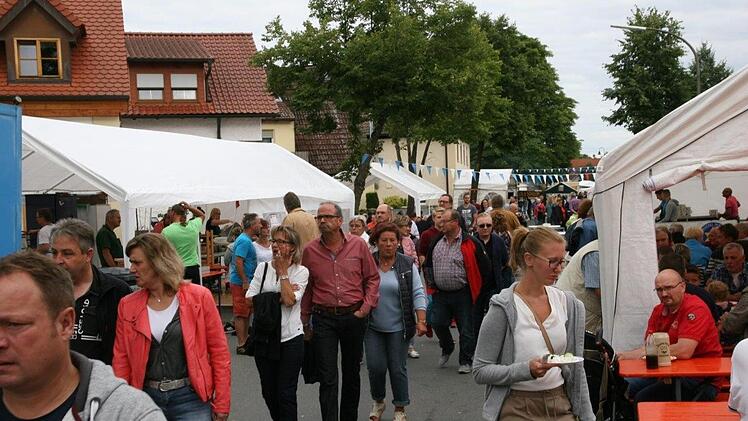 Bei dem Straßenfest ist ganz Pettstadt auf den Beinen.   Foto: Werner Baier