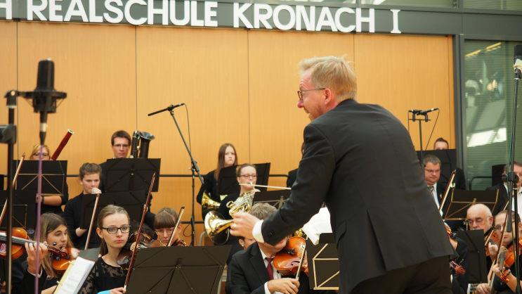 Guido Mürmann führte sein Orchester sicher durch die musikalischen Höhenzüge der Brahms-Sinfonie Nr. 4.Nicole Julien-Mann