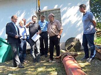 Bei der Besprechung am Tiefbrunnen Eichenbühl (von links): Bürgermeister Bernd Rebhan, die Verbandsräte Heinz Schubert und Matthias Hopf, Ingenieur Sebastian Schmidt, Verbandsrat Manfred Pauli, Bürgermeister Egon Herrmann und Markus Wagner (Geschäftsleiter der Gemeinde Weißenbrunn)  Foto: K.- H. Hofmann