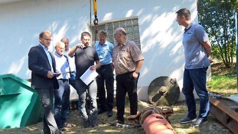 Bei der Besprechung am Tiefbrunnen Eichenbühl (von links): Bürgermeister Bernd Rebhan, die Verbandsräte Heinz Schubert und Matthias Hopf, Ingenieur Sebastian Schmidt, Verbandsrat Manfred Pauli, Bürgermeister Egon Herrmann und Markus Wagner (Geschäftsleiter der Gemeinde Weißenbrunn)  Foto: K.- H. Hofmann